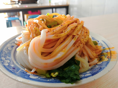 西安涼皮走紅網(wǎng)絡(luò)，價(jià)格是否水漲船高？