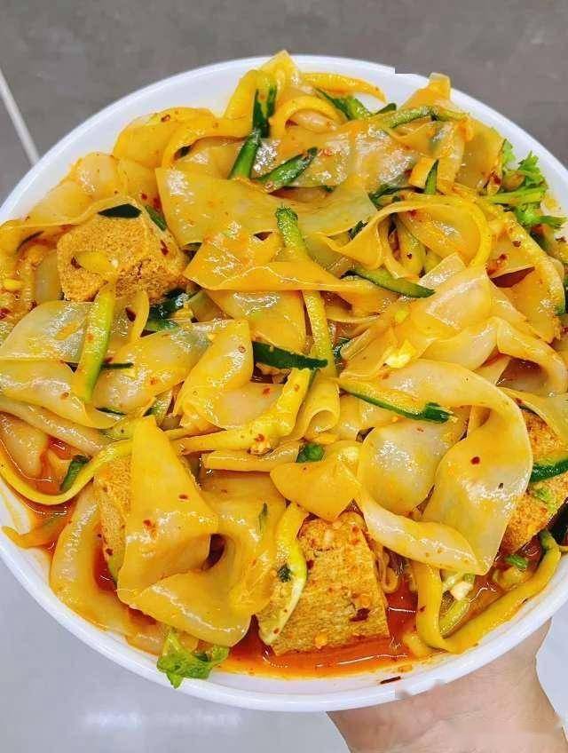 涼皮勁道有秘方，多加這一物，筋道爽滑不發(fā)硬，比小吃店的還好吃